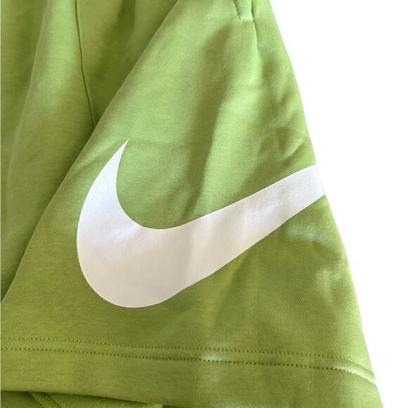 NWT Nike Men’s Sportswear Club Basketball Shorts Vivid Green - Size Medium - Picture 2 of 5